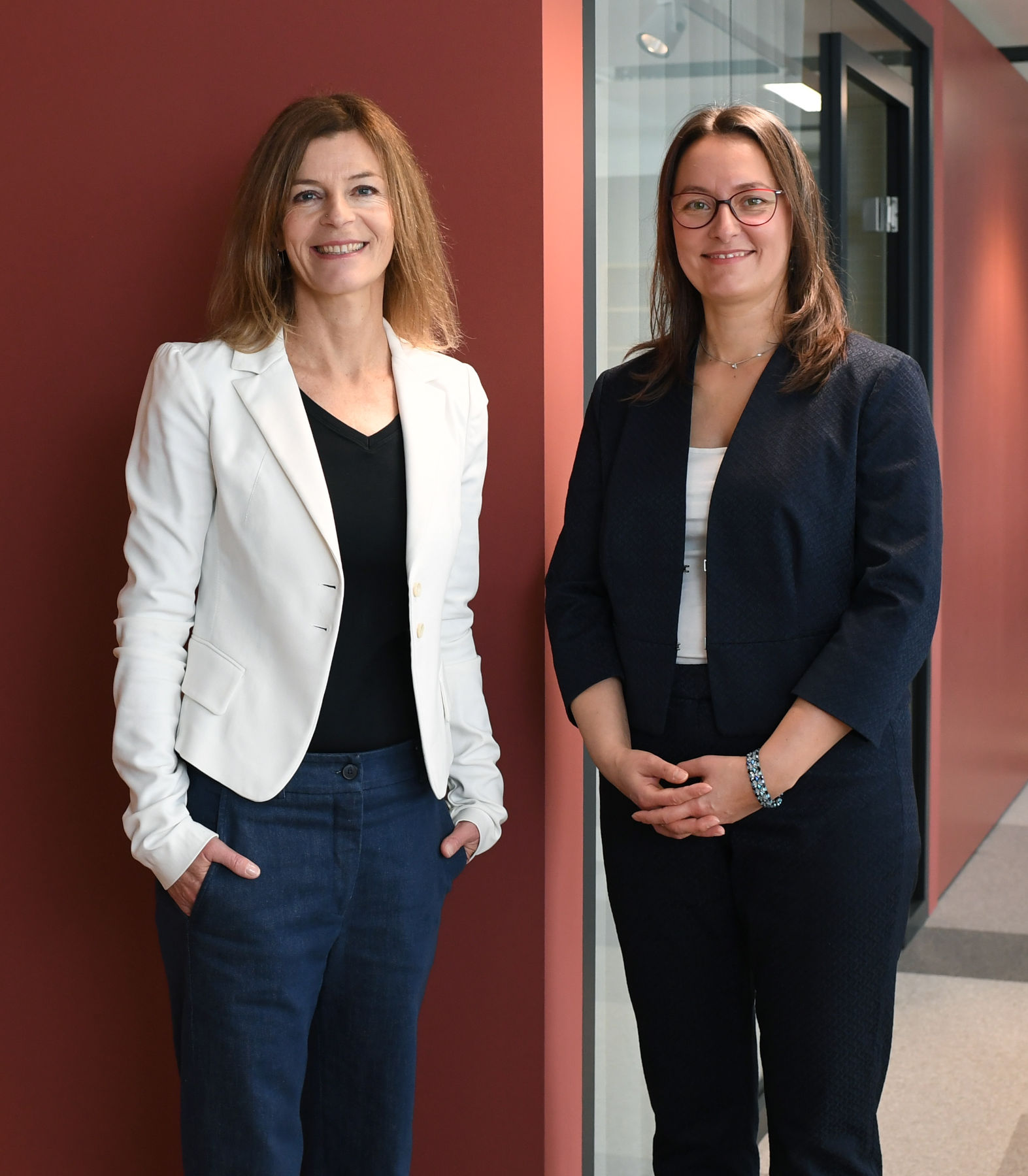 Manuela Langos und Sabine Zeilinger stehen lachend nebeneinander